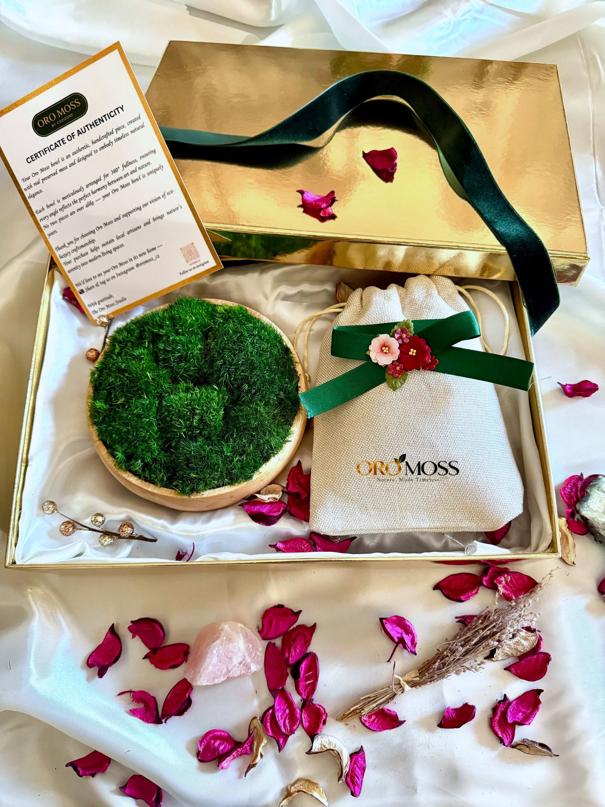 An Oro Moss preserved moss piece, gift-boxed